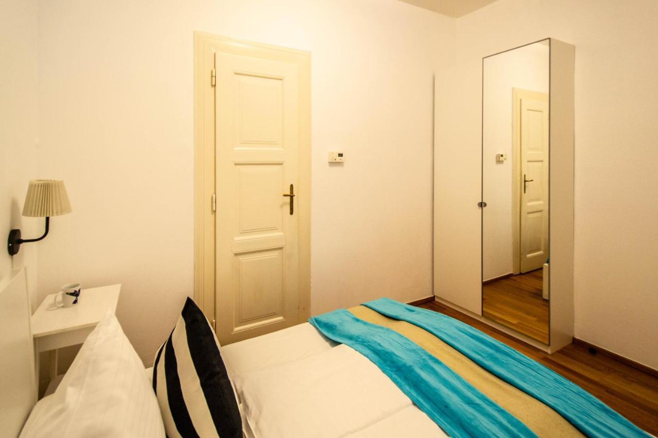 פראג Labyrinth Apartments By Ruterra מראה חיצוני תמונה