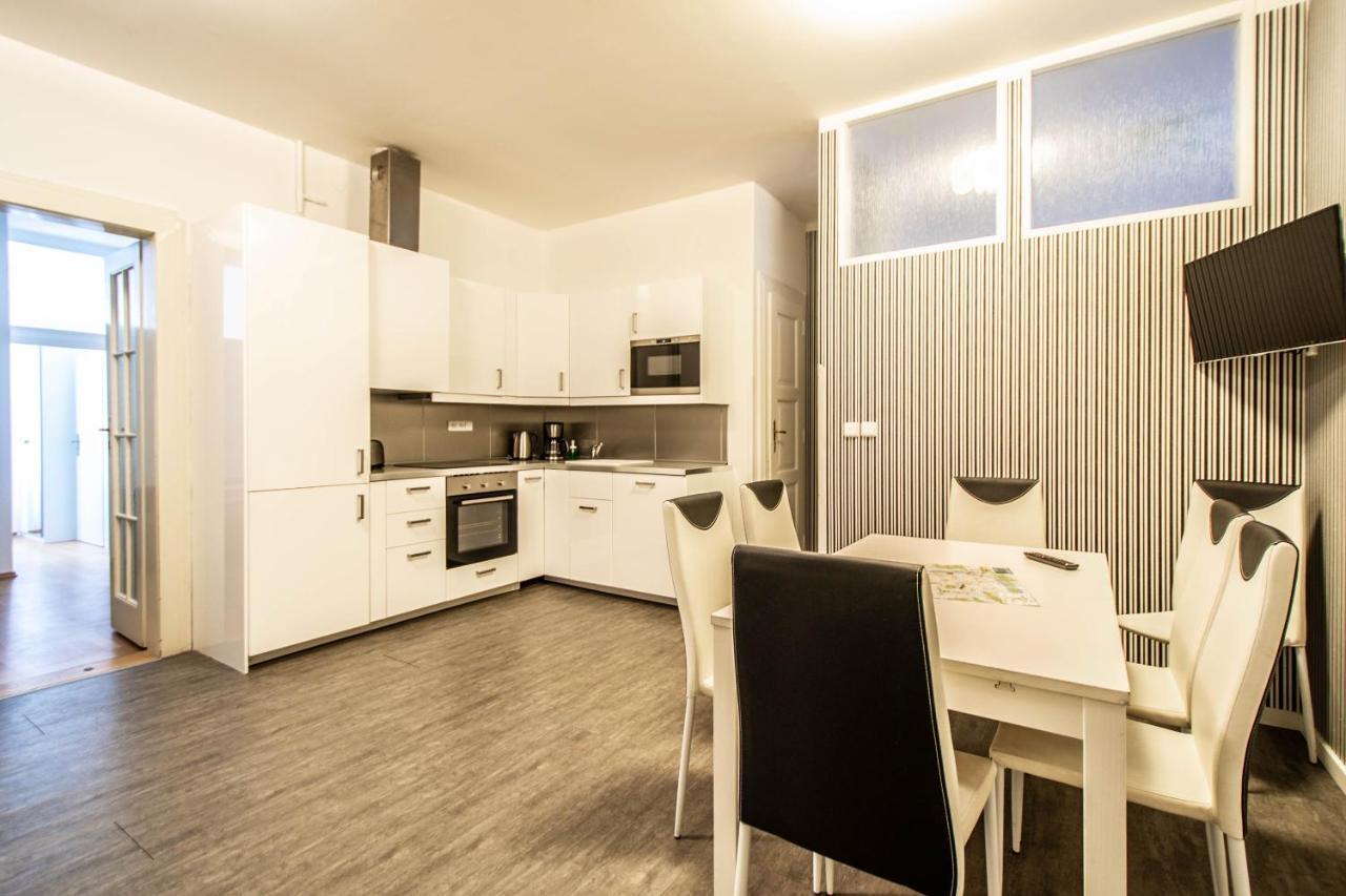 פראג Labyrinth Apartments By Ruterra מראה חיצוני תמונה